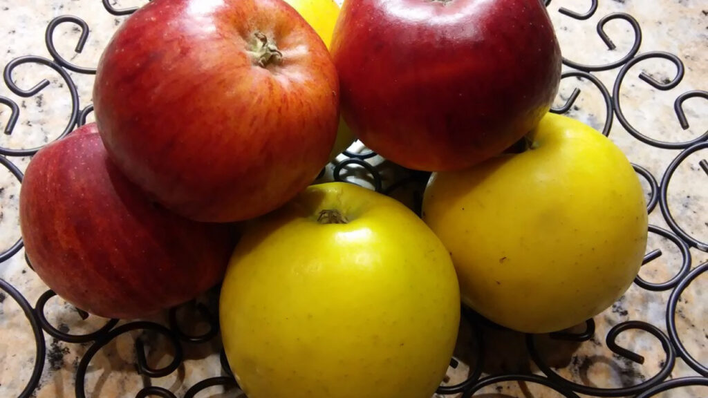Jablká si očistíme a nastrúhame. Foto - Nela