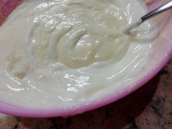 Primiešame varechou hustý biely jogurt. Foto - Nela